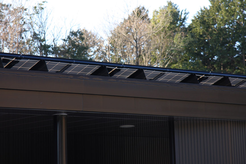 <small>屋根に取り付けられた太陽光パネル</small>