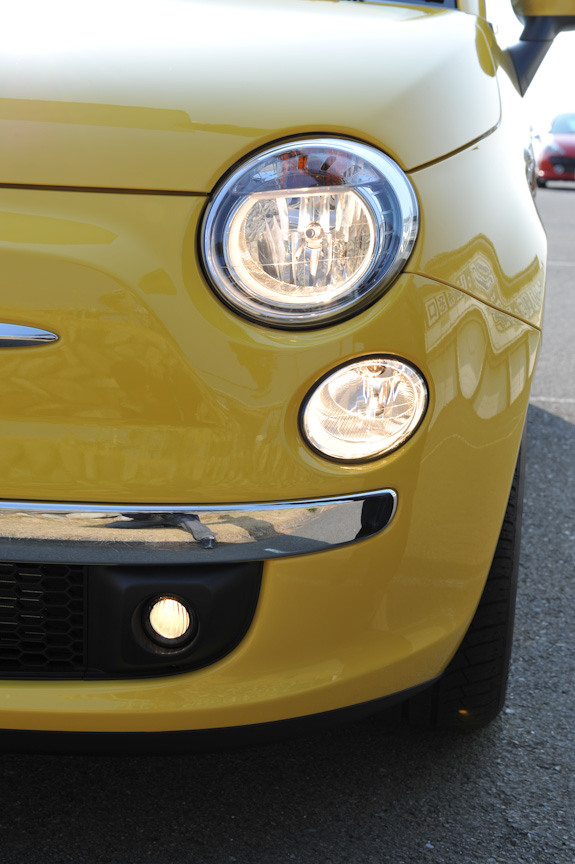 ヘッドライトは上がロービーム、下がハイビームとなり、LOUNGEではさらに下のエアインテーク脇にフォグランプが装備される