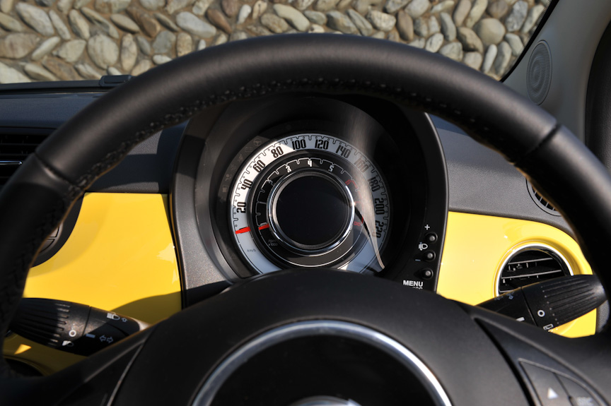 インテリアにはボディカラーと同色があしらわれる。といってもボディパネルがそのままむき出しなのではなく、同色に塗られたパネルが貼り付けられる