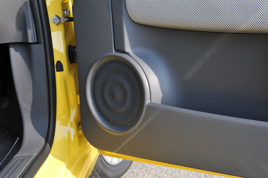 <FONT color=#000000>オーディオはMP3対応CDプレーヤー付きで、スピーカーは両ドアに配置される</FONT>