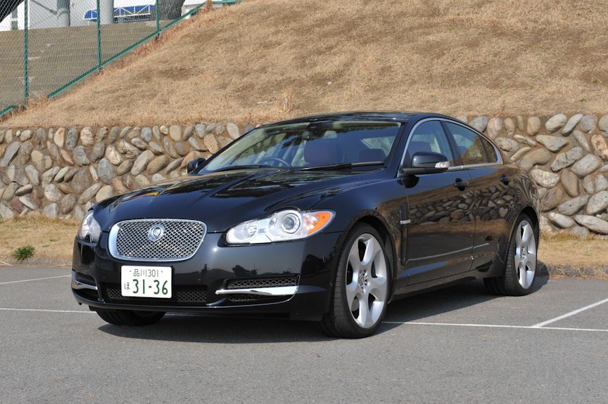 ジャガーの伝統的なデザインを踏襲するXJとはまったく似ていないクーペのようなラインに4ドアを配置したXFのスタイリング。フロント、リアともに押し出し感はそれほど強くない。サイズは全長が5mに迫る4970mm、全幅が1875mm、全高が1460mmと大型