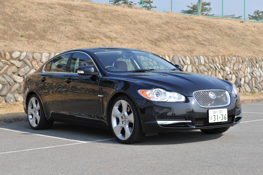 ジャガーの伝統的なデザインを踏襲するXJとはまったく似ていないクーペのようなラインに4ドアを配置したXFのスタイリング。フロント、リアともに押し出し感はそれほど強くない。サイズは全長が5mに迫る4970mm、全幅が1875mm、全高が1460mmと大型