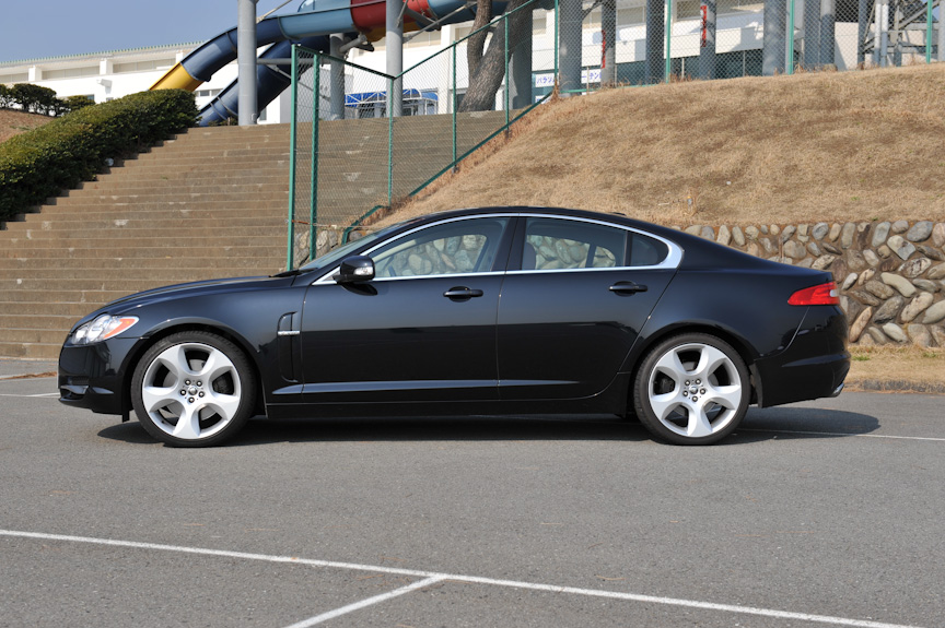 ジャガーの伝統的なデザインを踏襲するXJとはまったく似ていないクーペのようなラインに4ドアを配置したXFのスタイリング。フロント、リアともに押し出し感はそれほど強くない。サイズは全長が5mに迫る4970mm、全幅が1875mm、全高が1460mmと大型