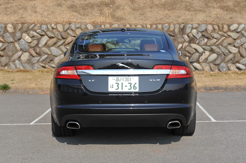 ジャガーの伝統的なデザインを踏襲するXJとはまったく似ていないクーペのようなラインに4ドアを配置したXFのスタイリング。フロント、リアともに押し出し感はそれほど強くない。サイズは全長が5mに迫る4970mm、全幅が1875mm、全高が1460mmと大型