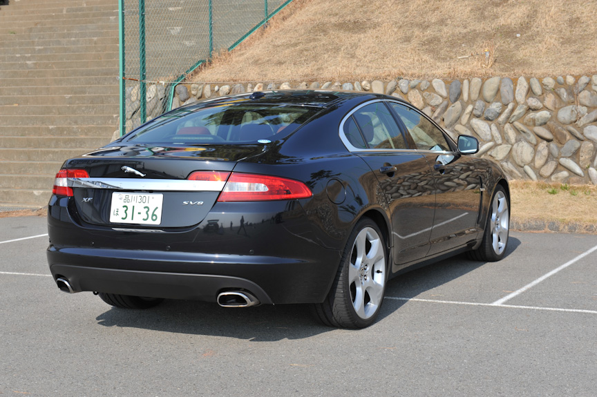 ジャガーの伝統的なデザインを踏襲するXJとはまったく似ていないクーペのようなラインに4ドアを配置したXFのスタイリング。フロント、リアともに押し出し感はそれほど強くない。サイズは全長が5mに迫る4970mm、全幅が1875mm、全高が1460mmと大型