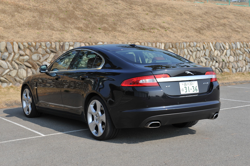 ジャガーの伝統的なデザインを踏襲するXJとはまったく似ていないクーペのようなラインに4ドアを配置したXFのスタイリング。フロント、リアともに押し出し感はそれほど強くない。サイズは全長が5mに迫る4970mm、全幅が1875mm、全高が1460mmと大型