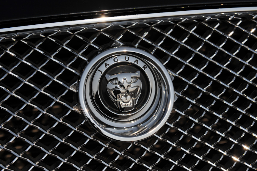 フロントグリルやリアのナンバープレートの上にジャガーマークがあしらわれる