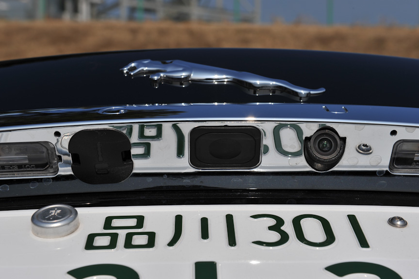 バックカメラは、ナンバープレート上に配置され、後ろからも目立たない。その上にはジャガーのマークがある