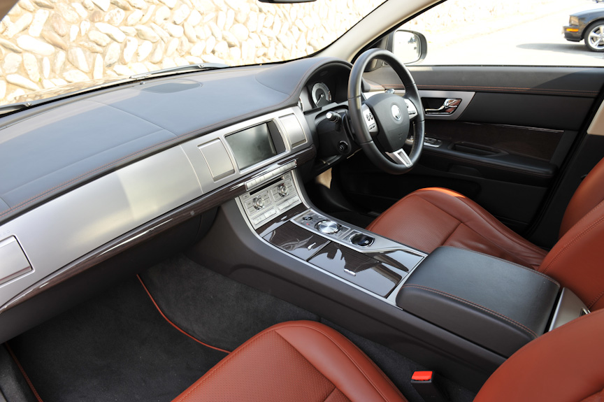 フロントシートのカラーは「スパイス」。各種内装はチャコールのレザーも組みあわされ、そこにはスパイスカラーのステッチが施される