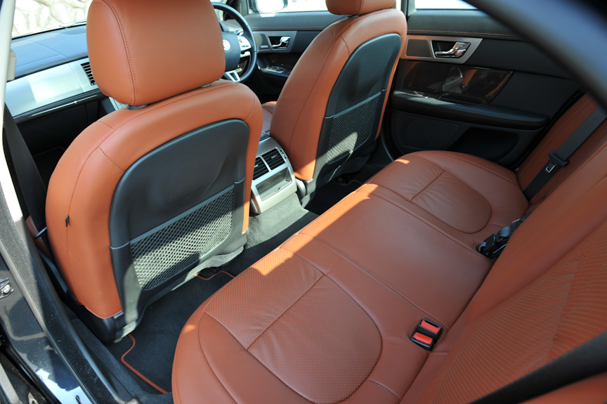 リアシートも同様にスパイスカラーのレザー。スタイリング重視のためか、リアシートは少々窮屈
