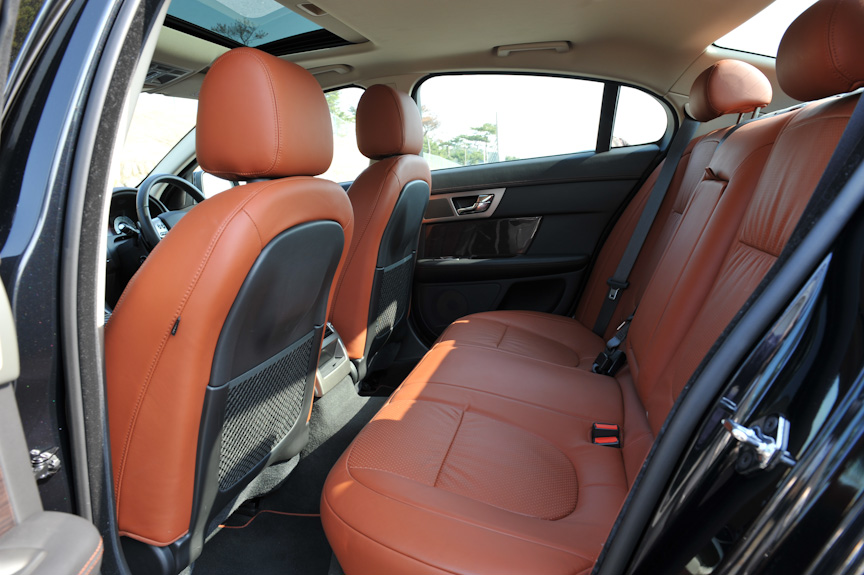 リアシートも同様にスパイスカラーのレザー。スタイリング重視のためか、リアシートは少々窮屈