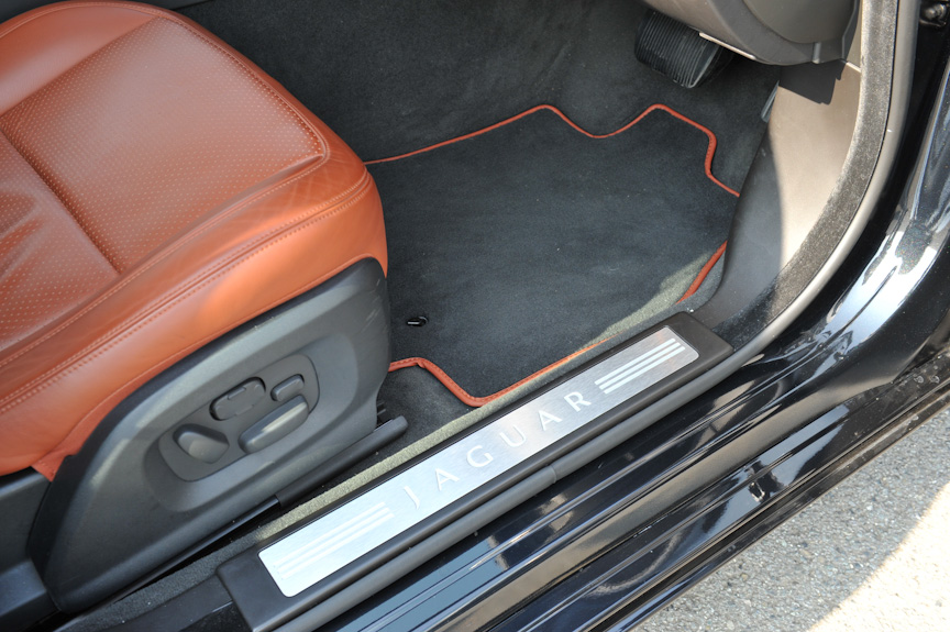 シートは電動でポジションが変更できるパワーシート<SMALL></SMALL>