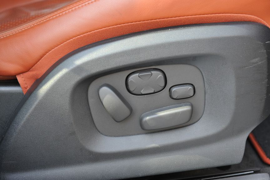 シートは電動でポジションが変更できるパワーシート<SMALL></SMALL>