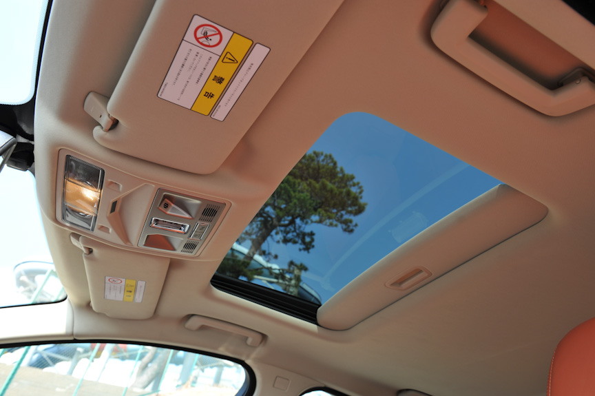 天井はアイボリーのカラーで、ガラスサンルーフが組みあわされる。明るい内装だけに、外光が差し込むことで、さらに明るい室内となる