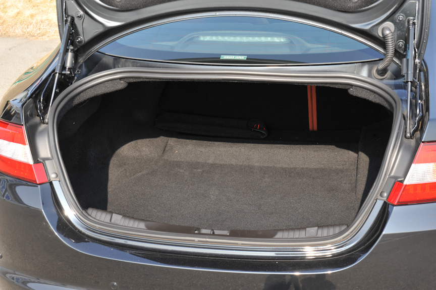 トランクルームは十分な奥行きを持っている。リアシートの背もたれ部分を前に倒せば、さらに長いものを積むことも可能となる