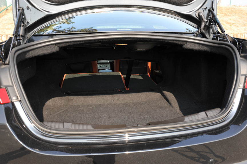 トランクルームは十分な奥行きを持っている。リアシートの背もたれ部分を前に倒せば、さらに長いものを積むことも可能となる