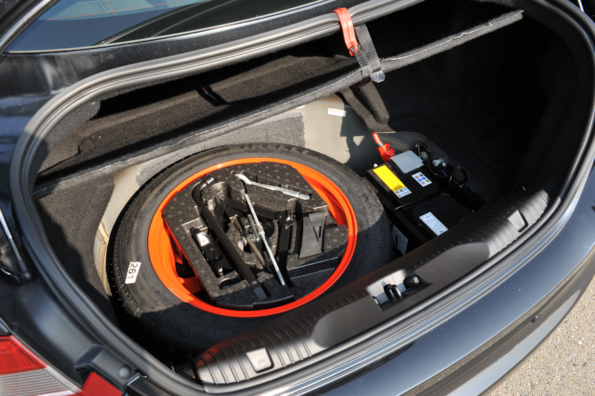 スペアタイヤとしてテンパータイヤがトランクルームのフロア下に収納される