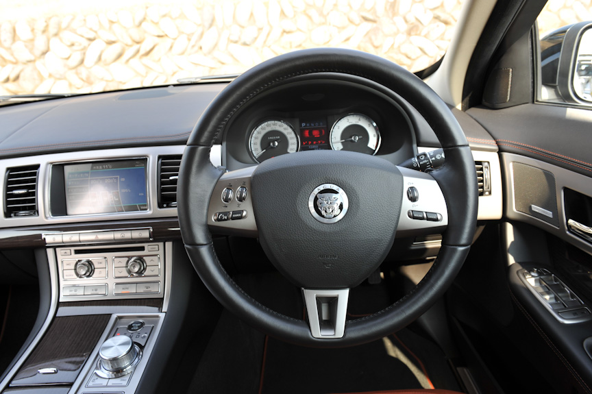 エアコンのルーバーは、エンジンをかけたときだけ出現する。エンジンを切った状態ではルーバーが裏返り、アルミ地の面が表に出る</SMALL><SMALL>