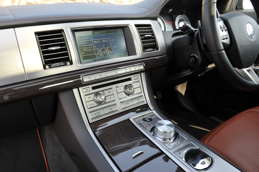 エアコンのルーバーは、エンジンをかけたときだけ出現する。エンジンを切った状態ではルーバーが裏返り、アルミ地の面が表に出る</SMALL><SMALL>