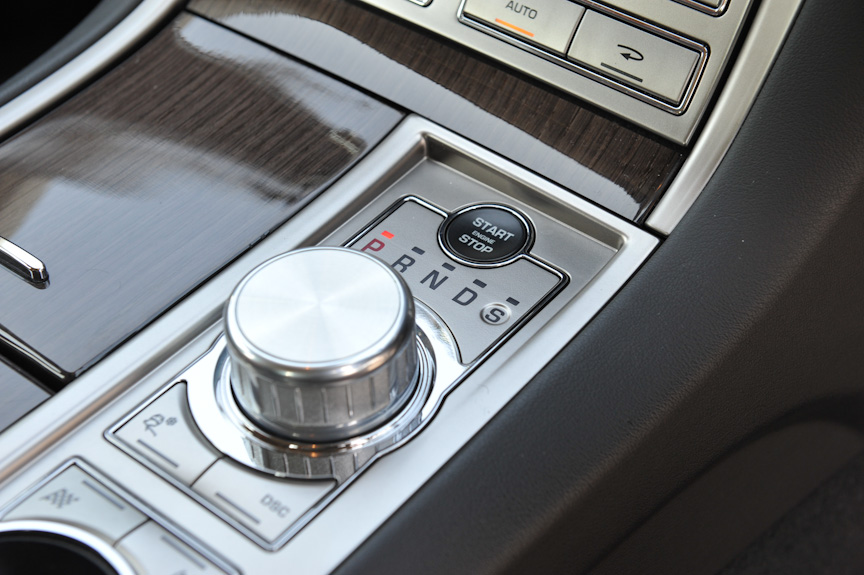 シフトレーバーではなく、シフトダイヤルとでも言うべきか。このつまみを回すことで、シフトチェンジを行なう。エンジンを切るとこのつまみは下に沈んで見えなくなる