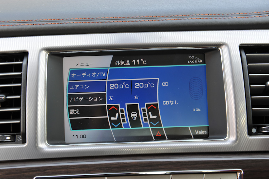 カラー液晶ディスプレイはカーナビだけでなく、オーディオやエアコン操作画面を兼ねている