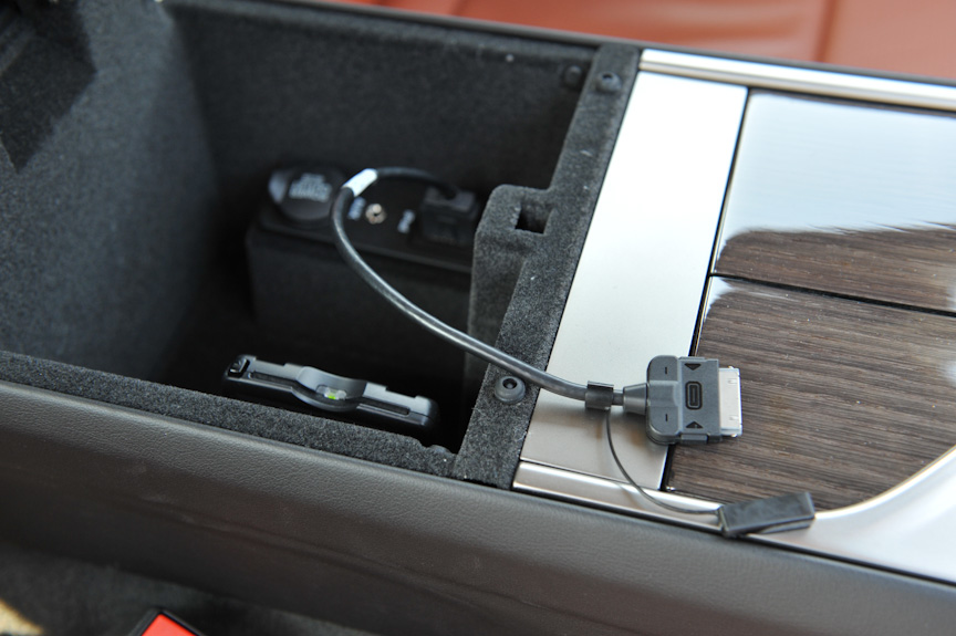 カーナビは携帯電話の接続が可能。コンソールボックス内にはメモリーオーディオも接続しやすいAUX入力も用意される