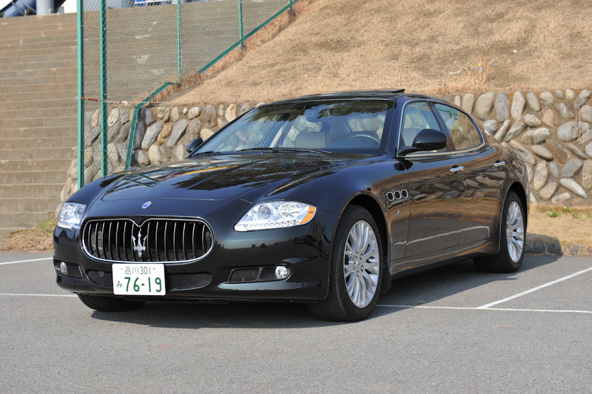 マセラティ・クアトロポルテ。サイズは全長5097mm、全幅1895mm、全高1438mmと大型だが、ピニンファリーナのデザインにより、肥大化した印象を受けないのはさすが。実車に接すると、日本製やドイツ製の高級車と比べることの無意味さを感じさせる独特のオーラを感じることができる