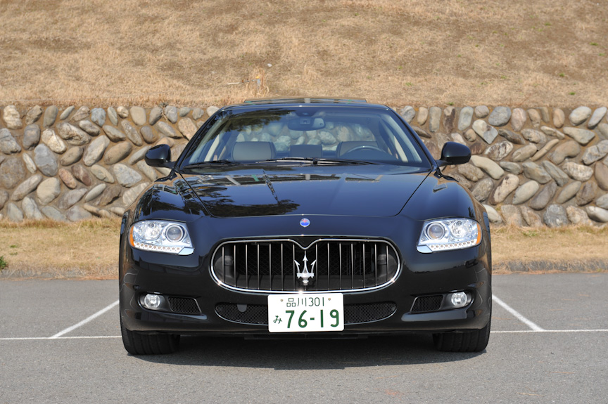 マセラティ・クアトロポルテ。サイズは全長5097mm、全幅1895mm、全高1438mmと大型だが、ピニンファリーナのデザインにより、肥大化した印象を受けないのはさすが。実車に接すると、日本製やドイツ製の高級車と比べることの無意味さを感じさせる独特のオーラを感じることができる