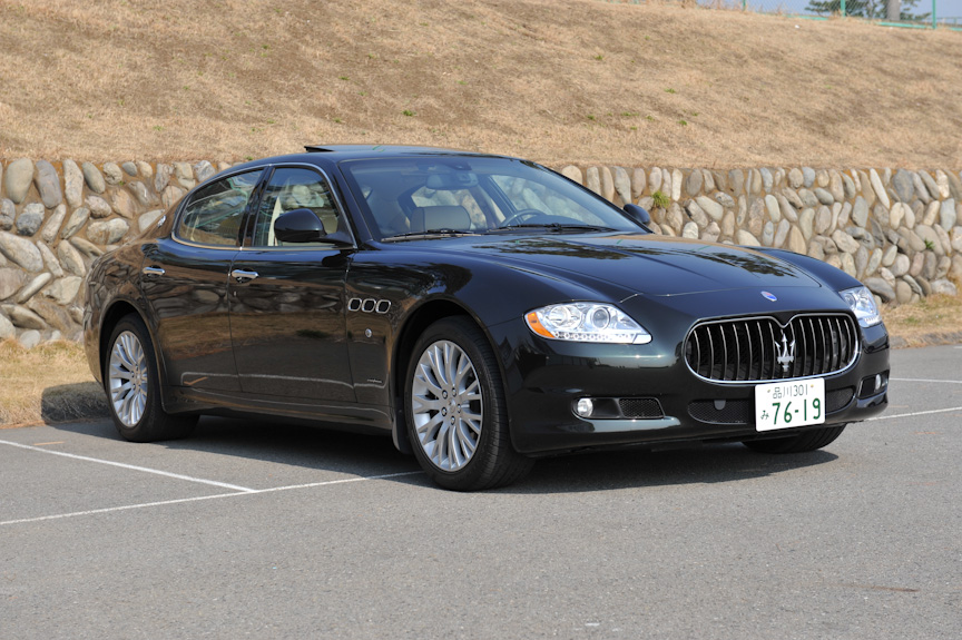 マセラティ・クアトロポルテ。サイズは全長5097mm、全幅1895mm、全高1438mmと大型だが、ピニンファリーナのデザインにより、肥大化した印象を受けないのはさすが。実車に接すると、日本製やドイツ製の高級車と比べることの無意味さを感じさせる独特のオーラを感じることができる