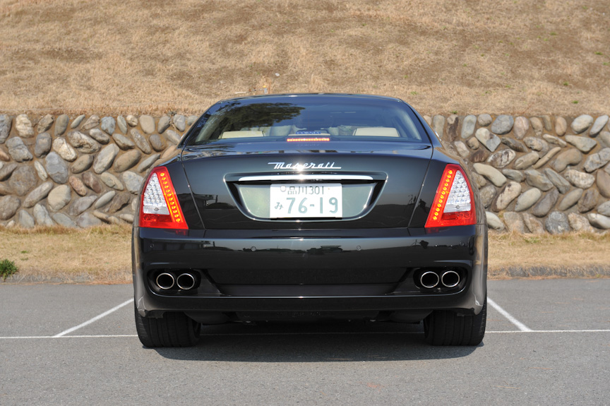 マセラティ・クアトロポルテ。サイズは全長5097mm、全幅1895mm、全高1438mmと大型だが、ピニンファリーナのデザインにより、肥大化した印象を受けないのはさすが。実車に接すると、日本製やドイツ製の高級車と比べることの無意味さを感じさせる独特のオーラを感じることができる