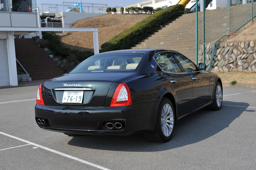 マセラティ・クアトロポルテ。サイズは全長5097mm、全幅1895mm、全高1438mmと大型だが、ピニンファリーナのデザインにより、肥大化した印象を受けないのはさすが。実車に接すると、日本製やドイツ製の高級車と比べることの無意味さを感じさせる独特のオーラを感じることができる