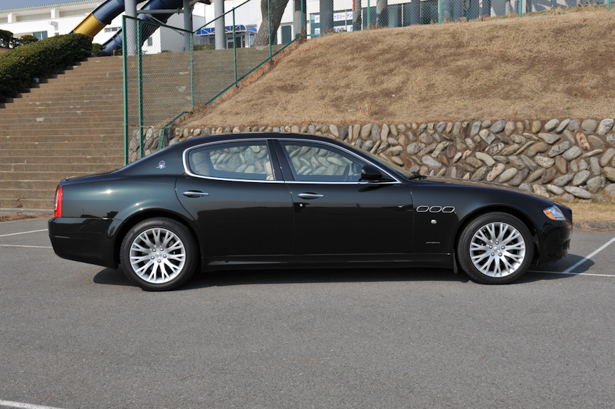 マセラティ・クアトロポルテ。サイズは全長5097mm、全幅1895mm、全高1438mmと大型だが、ピニンファリーナのデザインにより、肥大化した印象を受けないのはさすが。実車に接すると、日本製やドイツ製の高級車と比べることの無意味さを感じさせる独特のオーラを感じることができる