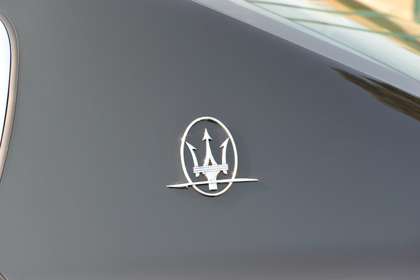 マセラティ・クアトロポルテ。サイズは全長5097mm、全幅1895mm、全高1438mmと大型だが、ピニンファリーナのデザインにより、肥大化した印象を受けないのはさすが。実車に接すると、日本製やドイツ製の高級車と比べることの無意味さを感じさせる独特のオーラを感じることができる