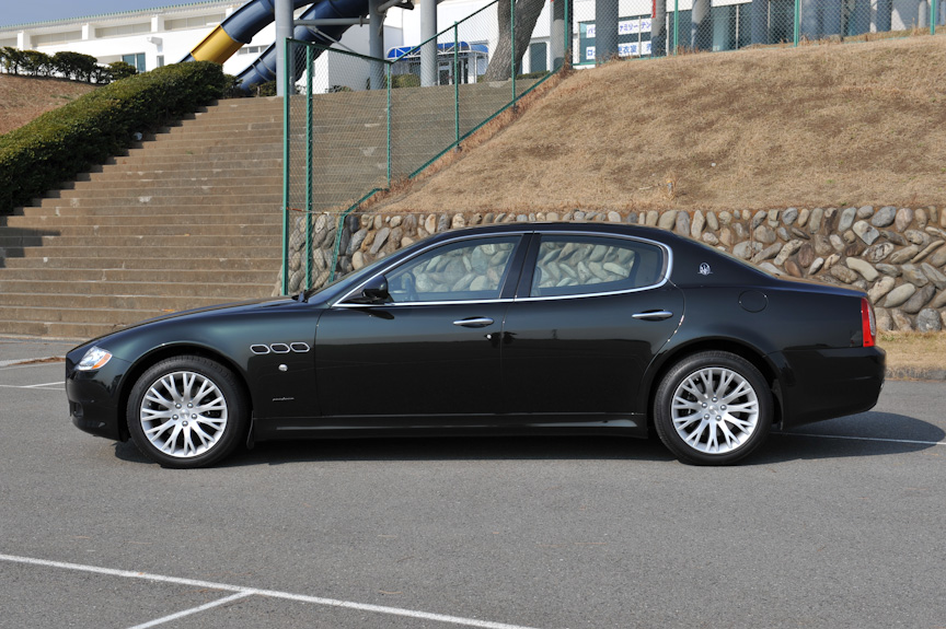 マセラティ・クアトロポルテ。サイズは全長5097mm、全幅1895mm、全高1438mmと大型だが、ピニンファリーナのデザインにより、肥大化した印象を受けないのはさすが。実車に接すると、日本製やドイツ製の高級車と比べることの無意味さを感じさせる独特のオーラを感じることができる