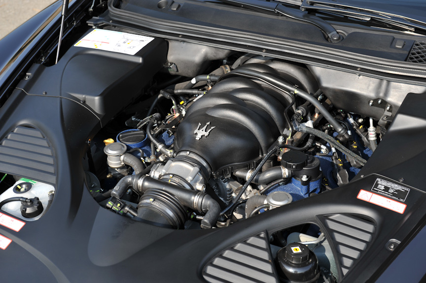 エンジンはV型8気筒 4.2リッターで、最高出力は295kW（405ps）を発生する。室内にも適度に入ってくるエンジン音やフィーリングはスペックでは言い表わせない</small><small>