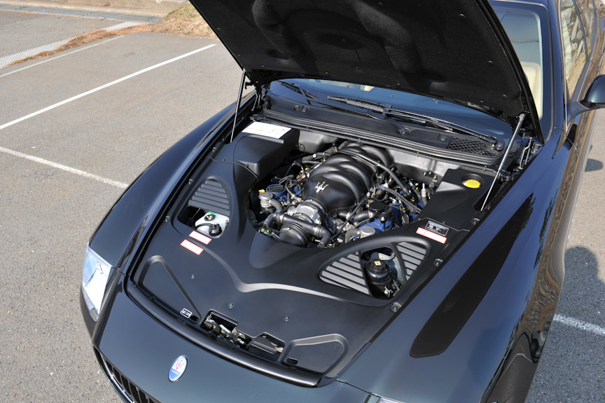 エンジンはV型8気筒 4.2リッターで、最高出力は295kW（405ps）を発生する。室内にも適度に入ってくるエンジン音やフィーリングはスペックでは言い表わせない</small><small>