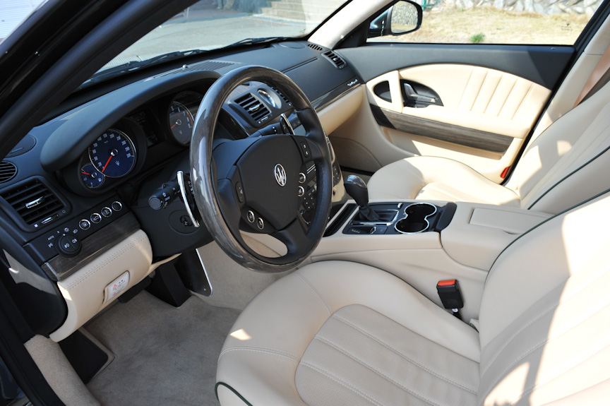 ベージュの内装は、汚れやメンテナンスを気にするような人は乗るなと言わんばかりのオーラを放つ。内装色は既存色のほか、費用や納期を気にしなければパーソナリゼーション・プログラムにより、自由自在といってもよいほどのカスタマイズが可能