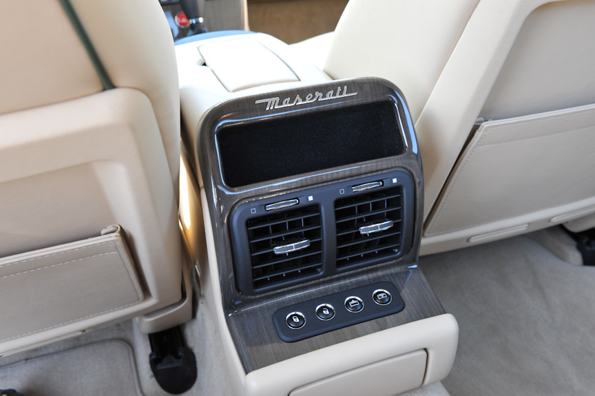 ベージュの内装は、汚れやメンテナンスを気にするような人は乗るなと言わんばかりのオーラを放つ。内装色は既存色のほか、費用や納期を気にしなければパーソナリゼーション・プログラムにより、自由自在といってもよいほどのカスタマイズが可能