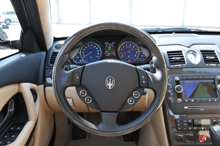 ドライバーシートに腰を下ろし、各所に触れると、ほかの高級車とは明らかに異なる雰囲気が伝わってくる。ステアリングは滑りを防ぐため要所要所にレザーがあしらわれるが、基本はウッド、ドアの握りも革張りとなっている