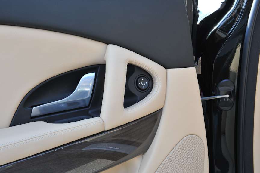 ドライバーシートに腰を下ろし、各所に触れると、ほかの高級車とは明らかに異なる雰囲気が伝わってくる。ステアリングは滑りを防ぐため要所要所にレザーがあしらわれるが、基本はウッド、ドアの握りも革張りとなっている