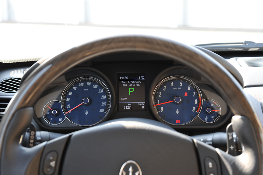 現在のクアトロポルテのトランスミッションは従来型の6速ATだが、パドルシフトがステアリングに付いており、自在にシフトポジションを変更可能。メーター内にはポジション表示や時刻をはじめとする各種情報がカラー液晶で表示される