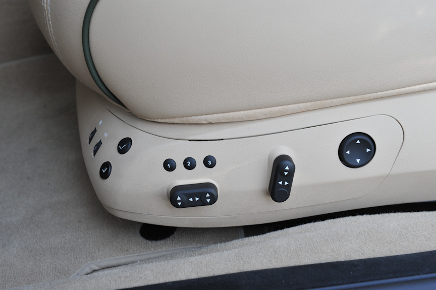 シートポジションは電動でコントロール可能。足が当たって汚れがちな場所も内装と同じ明るい色となっている