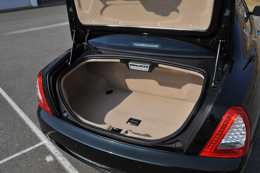 トランクルームはそれほど大きくなく、トランクスルー機構などもなし