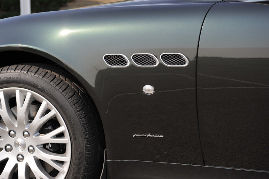 フロントフェンダーにはエアインテークがあり、その下にはピニンファリーナ・デザインであることの証がさりげなく貼り付けられる