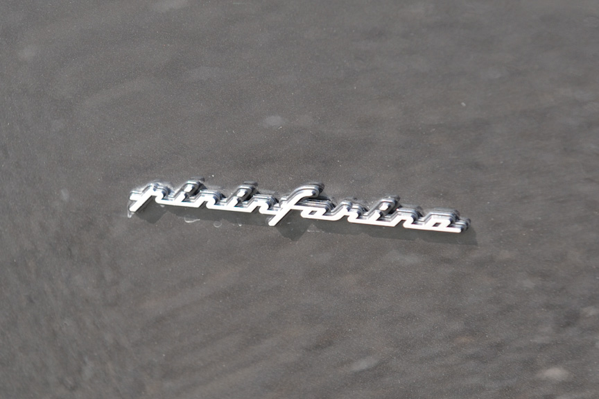 フロントフェンダーにはエアインテークがあり、その下にはピニンファリーナ・デザインであることの証がさりげなく貼り付けられる
