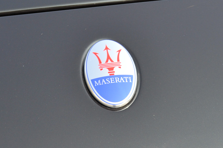 フロントまわりとCピラーにはマセラティのマークが付く。伝統の3つの矢を持つ銛(もり)によるマークだが、それぞれアレンジが異なる