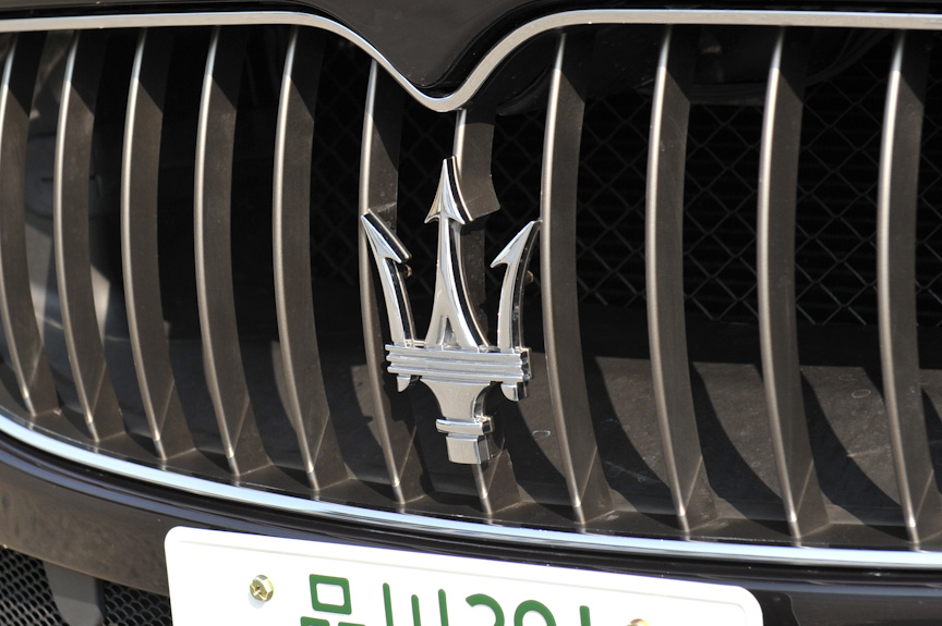 フロントまわりとCピラーにはマセラティのマークが付く。伝統の3つの矢を持つ銛(もり)によるマークだが、それぞれアレンジが異なる