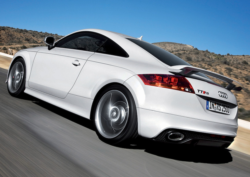 Audi TT RSのエクステリア。クーペ/カブリオレをラインアップ。サウンドも配信されている
