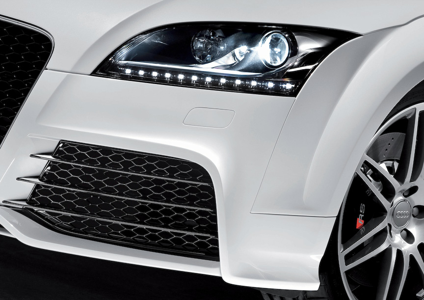 Audi TT RSのエクステリア。クーペ/カブリオレをラインアップ。サウンドも配信されている