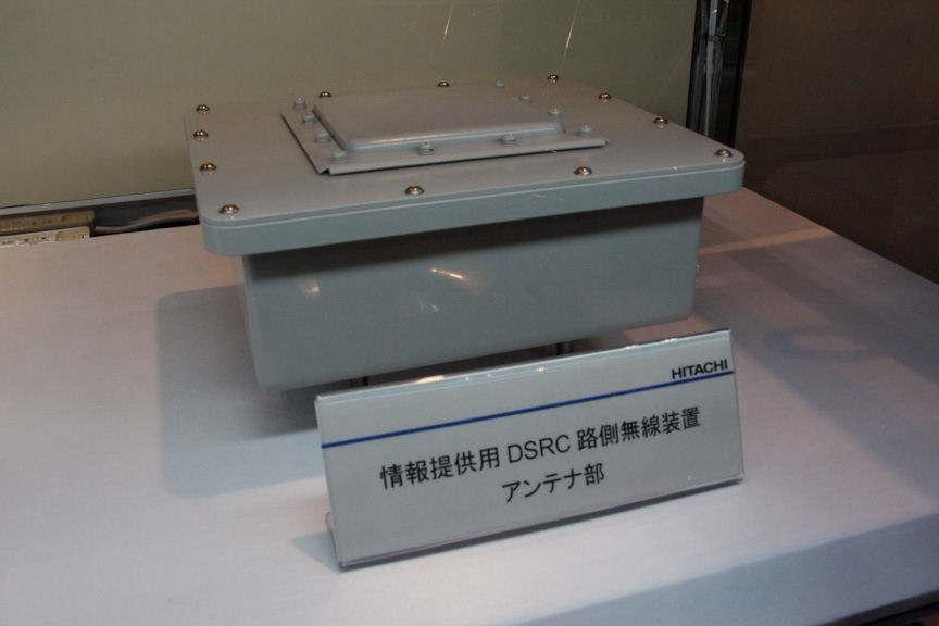 日立は路側DSRC無線装置を展示。スマートウェイの安全運転支援に加え、プローブ情報の収集にも対応する
